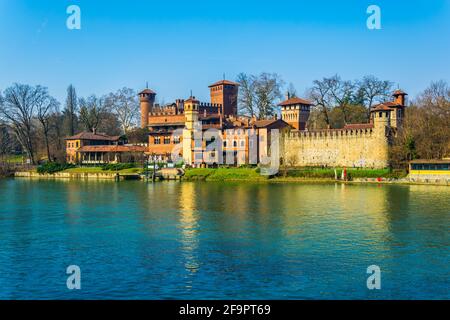 vue sur le château de borgo medievale qui a vue sur les marche à moteur en italien ville de turin Banque D'Images