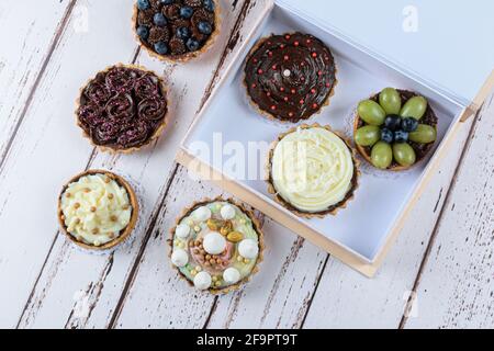 Mini-chaussons avec pâte de beurre, ganache au chocolat remplissant avec des ouvertures variées, vue du dessus. Banque D'Images