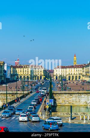 Vue aérienne de la piazza vittorio veneto prise de l'église gran madre di dio dans la ville italienne de turin. Banque D'Images