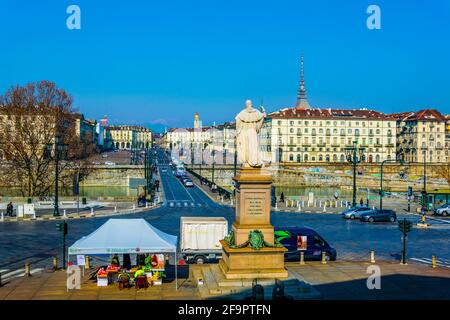 Vue aérienne de la piazza vittorio veneto prise de l'église gran madre di dio dans la ville italienne de turin. Banque D'Images