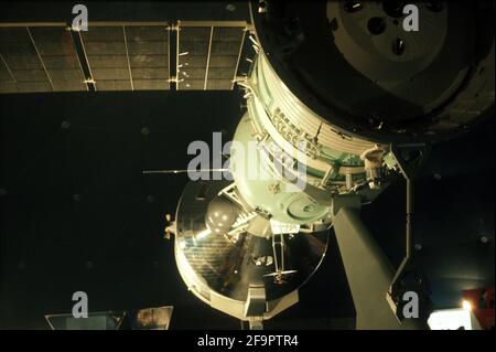 Un vaisseau spatial américain Apollo amarré au russe Soyouz via l'adaptateur d'amarrage du projet d'essai Apollo Soyouz (ASTP), salon de l'aéronautique de Paris (30/05/73) Banque D'Images