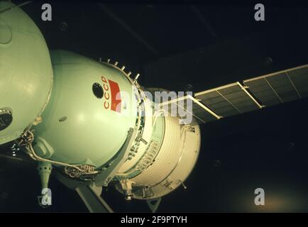 Un vaisseau spatial américain Apollo amarré au russe Soyouz via l'adaptateur d'amarrage du projet d'essai Apollo Soyouz (ASTP), salon de l'aéronautique de Paris (30/05/73) Banque D'Images
