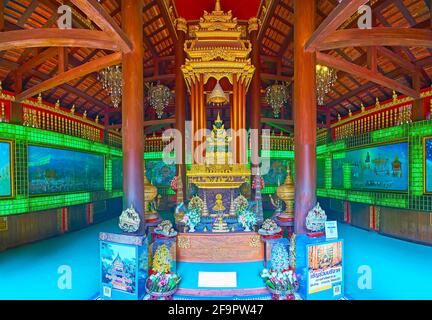 CHIANG RAI, THAÏLANDE - 11 MAI 2019: Panorama de l'Ubosot de Wat Phra Kaew avec Bouddha d'émeraude (Phra Yok Chiang Rai image), situé dans un mondop (min Banque D'Images