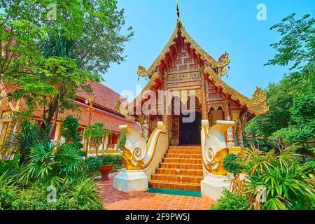 La façade de la salle Viharn (Assemblée) du temple Wat Phra Singh avec des décorations ouvrées, des sculptures sculptées et des motifs dorés, Chiang Rai, Thaïlande Banque D'Images