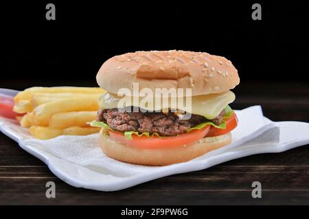 Hamburger de bœuf avec frites, côtelettes de bœuf, fromage, uniforme, sur fond noir Banque D'Images