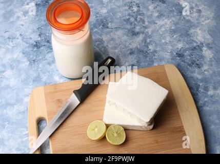 paneer faire des ingrédients de recette, le lait et le citron avec du fromage cottage frais. Banque D'Images