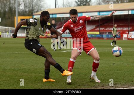 Frank Nouble de Colchester United lutte contre Tom Dallison de Crawley Town - Crawley Town contre Colchester United, Sky Bet League Two, le People's Pension Stadium, Crawley, Royaume-Uni - 20 février 2020 usage éditorial uniquement - des restrictions DataCo s'appliquent Banque D'Images