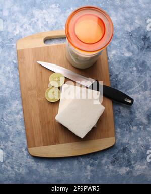 paneer faire des ingrédients de recette, le lait et le citron avec du fromage cottage frais. Banque D'Images