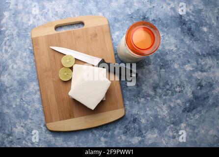 paneer faire des ingrédients de recette, le lait et le citron avec du fromage cottage frais. Banque D'Images