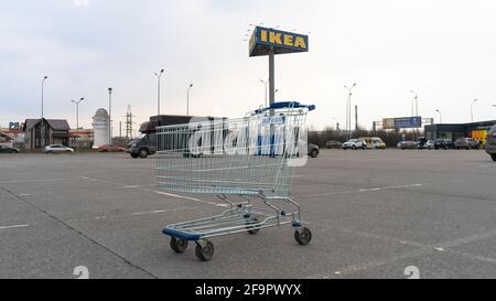 Videz le chariot roulant ou le chariot sur le parking devant l'enseigne IKEA à Saint-Pétersbourg, en Russie Banque D'Images