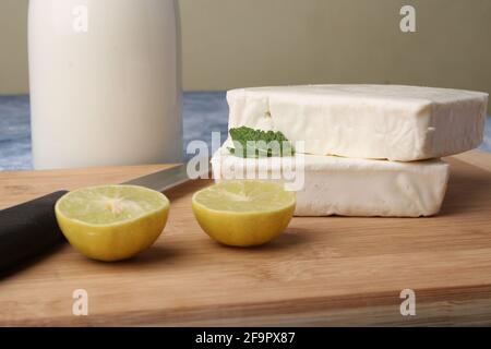 paneer faire des ingrédients de recette, le lait et le citron avec du fromage cottage frais. Banque D'Images