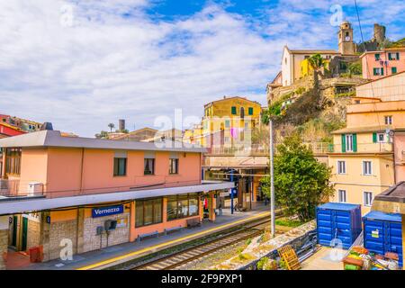 vue sur la gare dans le village italien de vernazza Banque D'Images