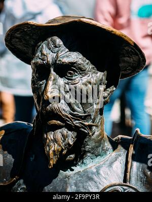 Statue de Don Quichotte de la Mancha en face de la maison du célèbre écrivain espagnol Miguel de Cervantes. Banque D'Images