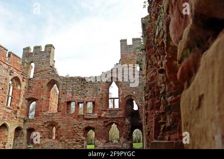 Ruines du château d'Acton Burnell. Patrimoine de l'architecture médiévale britannique. Château construit en grès rouge. Shropshire, Angleterre, Royaume-Uni. Banque D'Images