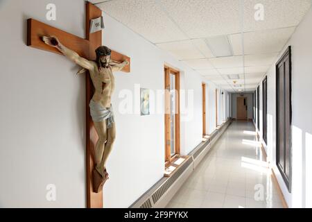 Crucifix pendu mur Banque D'Images