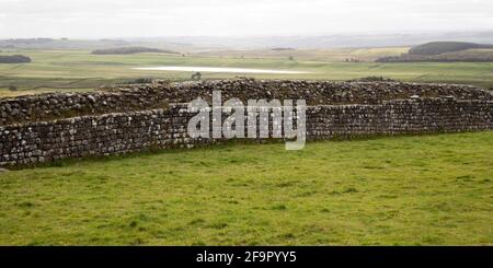 Mur d'Hadrien près du fort romain de Housesteads, dans le Northumberland, en Angleterre. L'ancien monument fait partie des frontières du monde de l'UNESCO de l'Empire romain Banque D'Images