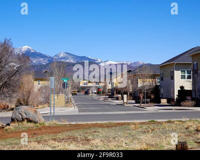 Développement de logements, multi-famille, appartements avec San Francisco Peaks dans la distance, Flagstaff, Arizona, Etats-Unis. Banque D'Images