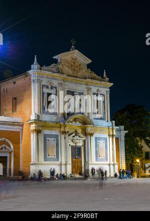 Vue nocturne de l'église Santo Stefano dei Cavalieri dans le centre de Pise situé sur la Piazza dei Cavalieri (place du Chevalier). Banque D'Images