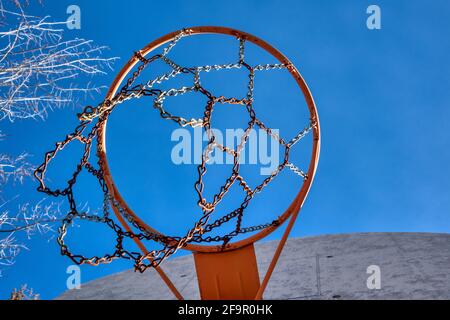 Panier de basket-ball en plein air avec ciel bleu Banque D'Images