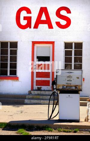 Ancienne station-service de bord de route signe bâtiment rétro Americana vintage Banque D'Images