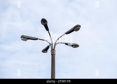 Marienborn, Allemagne. 18 avril 2021. De vieux poteaux de feu de la RDA se tiennent à l'ancien poste frontière Marienborn. Il fait partie du Mémorial de la division allemande de Marienborn. L'ancien point de passage de la frontière était le point de contrôle le plus important et le plus important de la frontière germano-allemande et était principalement utilisé pour le trafic de transit vers Berlin-Ouest. Credit: Stephan Schulz/dpa-Zentralbild/ZB/dpa/Alay Live News Banque D'Images