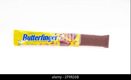 Butterfinger Candy Bar de la compagnie Ferrare Candy, une division de Ferrero isolée sur fond blanc Banque D'Images