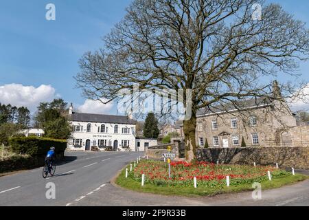 Le printemps à Newton, à Bowland, dans le Lancashire, au Royaume-Uni, en tant que cycliste féminin, permet de faire le meilleur du beau temps. Banque D'Images