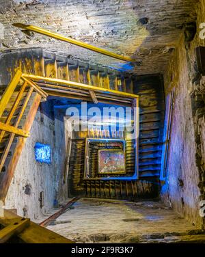 vue sur un escalier en bois menant au sommet de torre degli asinelli dans la ville italienne de bologne Banque D'Images