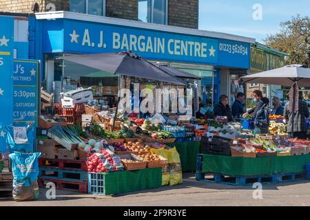 A.J. Centre des bonnes affaires. Une boutique indépendante qui vend une variété de produits et dispose d'un stand de fruits et légumes à l'extérieur. Chesterton, Cambridge, Royaume-Uni Banque D'Images