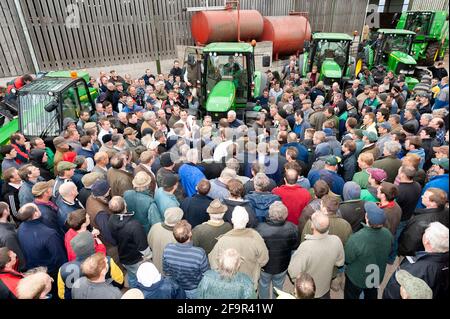 Foule à une ferme de vente à Cheshire Royaume-Uni, où les propriétaires ont pris leur retraite et les enchères vendent les outils de ferme. ROYAUME-UNI. Banque D'Images