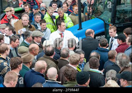 Foule à une ferme de vente à Cheshire Royaume-Uni, où les propriétaires ont pris leur retraite et les enchères vendent les outils de ferme. ROYAUME-UNI. Banque D'Images