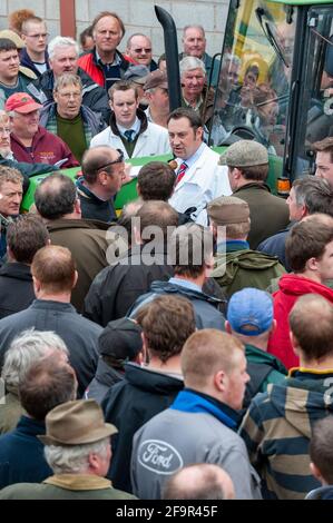 Foule à une ferme de vente à Cheshire Royaume-Uni, où les propriétaires ont pris leur retraite et les enchères vendent les outils de ferme. ROYAUME-UNI. Banque D'Images