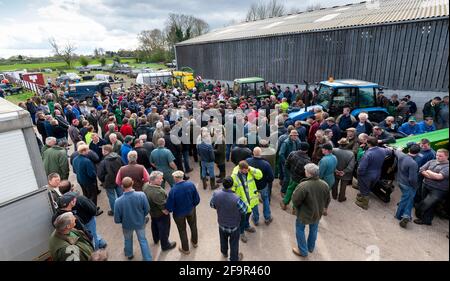 Foule à une ferme de vente à Cheshire Royaume-Uni, où les propriétaires ont pris leur retraite et les enchères vendent les outils de ferme. ROYAUME-UNI. Banque D'Images