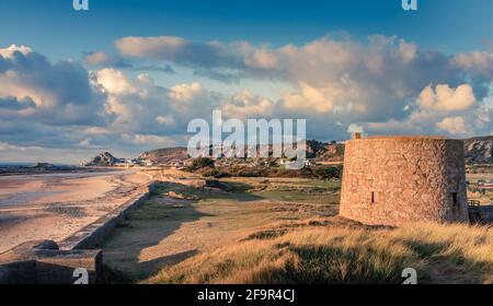 British Lewis Tower avec la défense allemande en arrière-plan, Saint Quen, bailliage de Jersey, îles Anglo-Normandes Banque D'Images