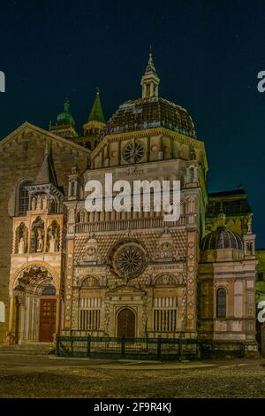 vue nocturne de la capella collioni dans la ville italienne de bergame Banque D'Images