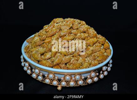 Fresh baked cookies marocain sur un plat traditionnel Banque D'Images