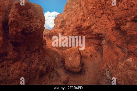 Relief érodé coloré des montagnes de l'Altaï dans un lieu touristique populaire appelé Mars, Chagan-Uzun, République de l'Altaï, Russie Banque D'Images