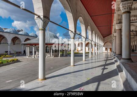 La mosquée Mihrimah Sultan dans le quartier d'Edirnekapı dans le district de Fatih à Istanbul, Turquie Banque D'Images