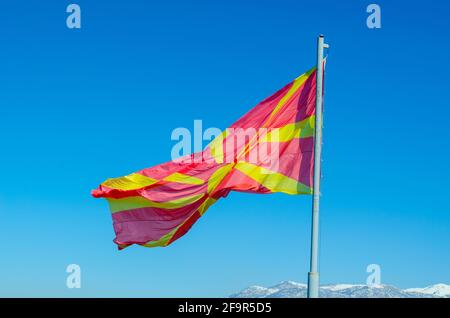 drapeau macédonien agitant dans le vent. Banque D'Images