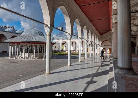 La mosquée Mihrimah Sultan dans le quartier d'Edirnekapı dans le district de Fatih à Istanbul, Turquie Banque D'Images