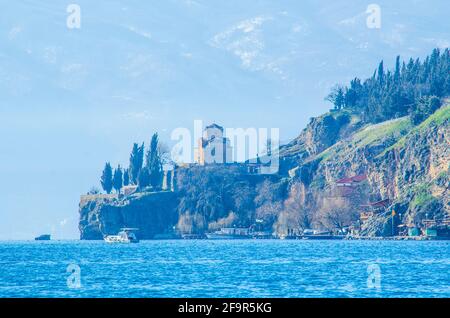 eglise de saint john à kaneo dans la ville macédonienne ohrid est situé sur la belle falaise. Banque D'Images