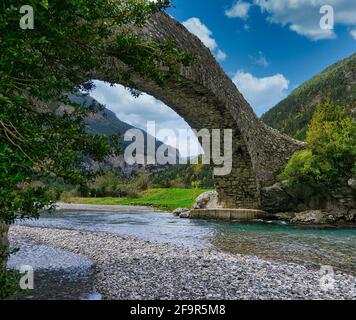 Pont romain dans la vallée de Bujaruelo, dans les Pyrénées aragonaises, situé à Huesca, Espagne. Paysage Banque D'Images