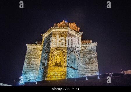 vue de nuit sur l'église illuminée de saint john à kameo dans la ville macédonienne d'ohrid, fyrom. Banque D'Images