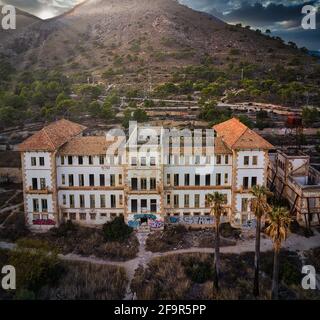 Vue sur le bâtiment abandonné au beau coucher du soleil, Espagne. Paysage Banque D'Images