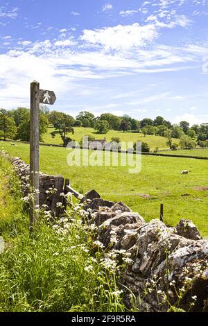 Un sentier public sur la région des Cotswolds près de Stowell, Gloucestershire UK Banque D'Images