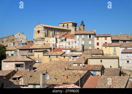 Vue sur les toits du village, les toits en terre cuite, l'église, la vieille ville et le quartier historique de Valensole Alpes-de-haute-Provence Provence Provence Provence France Banque D'Images