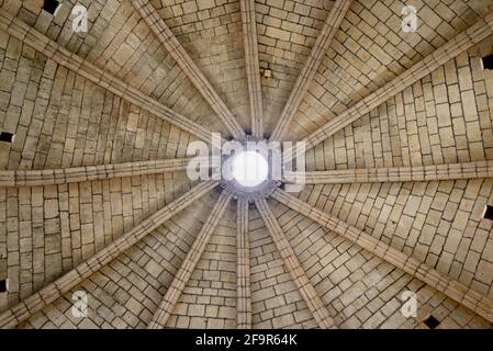 Plafond dôme avec nervures en pierre et Oculus central dans le bâtiment principal Salle du donjon de la Rotonde Château de Simiane-la-Rotonde Alpes-de-haute-Provence France Banque D'Images