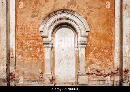 La façade classique fermait l'entrée d'une ancienne maison de marchands à Torzhka, en Russie. Photo de haute qualité Banque D'Images