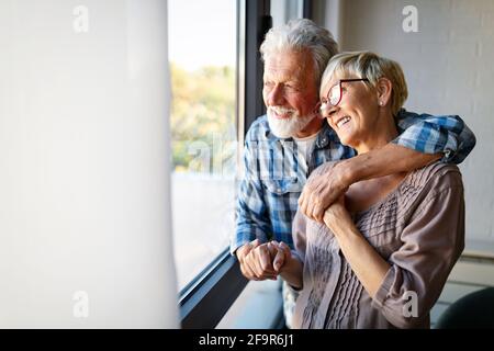 Happy smiling senior couple embracing ensemble à la maison Banque D'Images
