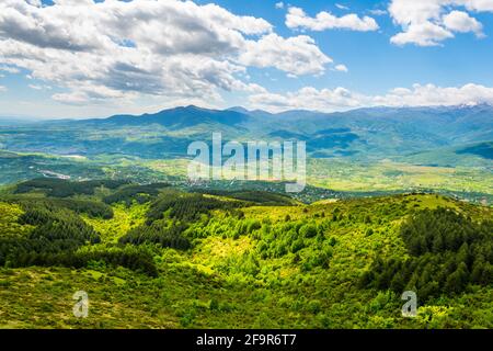 vue aérienne d'un paysage montagneux en macédoine vue de le sommet de la montagne vodno près de skopje Banque D'Images